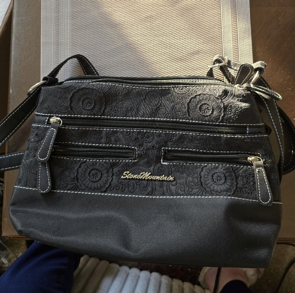 Stone Mountain Accessories Black Floral Crossbody Bag Measures 11×8×3"